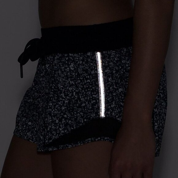 Lululemon Hotty Hot Short (2 1/2" ) - Picture 5 of 14